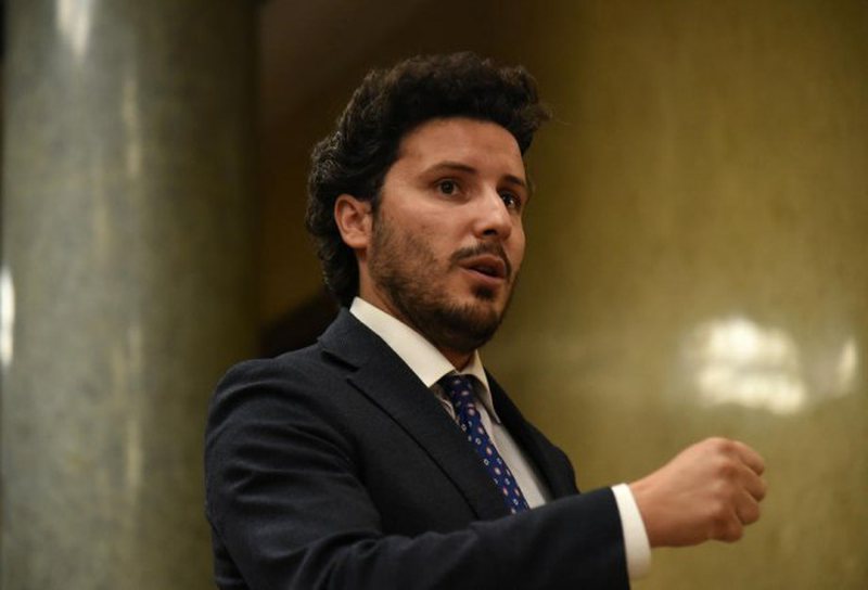 “Në rrethana të tilla s’është e lehtë, por jam i gatshëm të jem kryeministër”! Abazoviç tregon planin: Do të nënshkruaja marrëveshjen me … “Në rrethana të tilla s’është e lehtë, por jam i gatshëm të jem kryeministër”! Abazoviç tregon planin: Do të nënshkruaja marrëveshjen me …