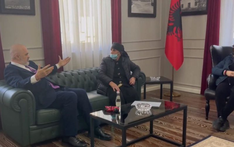 “Me mua s’flet dot kështu”! Takimi me Nënë Lizën, Rama zbulon çfarë ndodhi dhe sfidon qytetarin: Unë s’jam as Zot as shkop. Më gjej një… “Me mua s’flet dot kështu”! Takimi me Nënë Lizën, Rama zbulon çfarë ndodhi dhe sfidon qytetarin: Unë s’jam as Zot as shkop. Më gjej një…