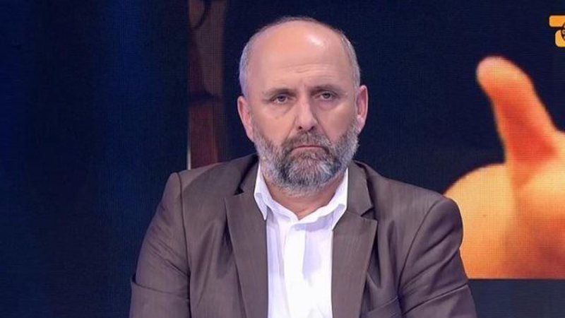 Alfred Cako plas “bombën”, tregon emrin e biznesmenit të fuqishëm që fshihet pas arrestimit të Saimir Tahirit: Ky është politikani që do të zëvendësojë Edi Ramën në Partinë Socialiste Alfred Cako plas “bombën”, tregon emrin e biznesmenit të fuqishëm që fshihet pas arrestimit të Saimir Tahirit: Ky është politikani që do të zëvendësojë Edi Ramën në Partinë Socialiste