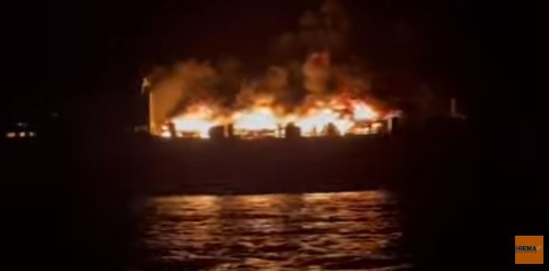 VIDEO/ Momente tmerri! Përfshihet nga flakët një traget i linjës Igumenicë-Brindisi, në bord ishin 237 pasagjerë: Ja çfarë po ndodh me ta VIDEO/ Momente tmerri! Përfshihet nga flakët një traget i linjës Igumenicë-Brindisi, në bord ishin 237 pasagjerë: Ja çfarë po ndodh me ta