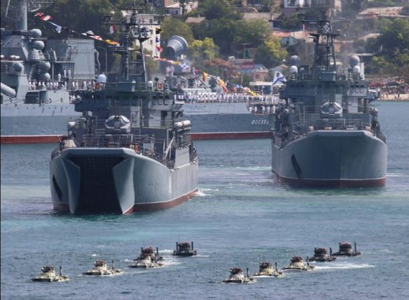 Lini armët përndryshe do të bombardoheni! Rusia “përplaset” me SHBA-në: Po ndihmoni Kievin me dronë për të sulmuar anijet tona. Përgjigjet Pentagoni