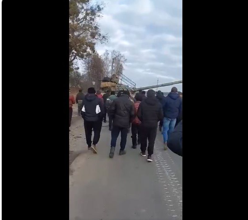 ‘Çmenduri’! Të paarmatosur: Shihni çfarë bëjnë qytetarët ukrainas për të ndaluar futjen e tankeve rusë në Koryukivka! (VIDEO) ‘Çmenduri’! Të paarmatosur: Shihni çfarë bëjnë qytetarët ukrainas për të ndaluar futjen e tankeve rusë në Koryukivka! (VIDEO)