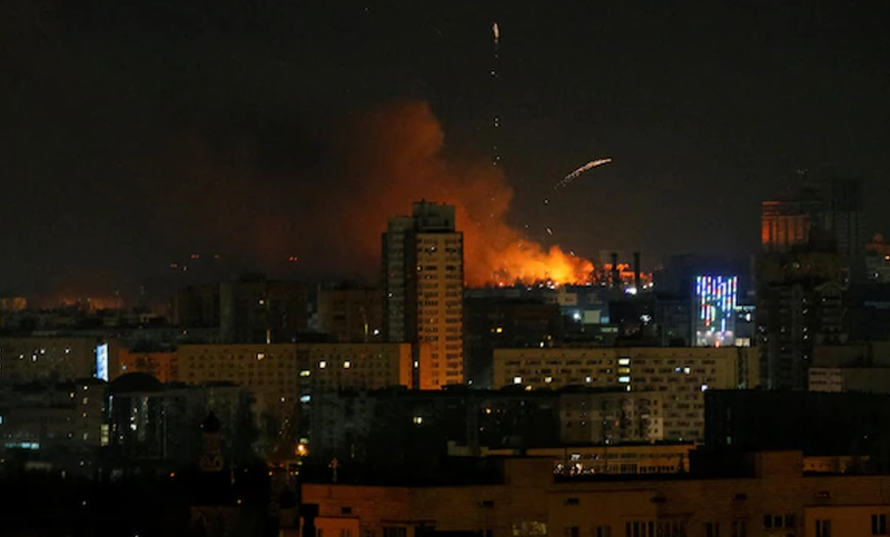 Gazetari ukrainas paralajmëron “tërmet”: Ja çfarë pritet të ndodhë në Kiev brenda pak minutash (VIDEO)