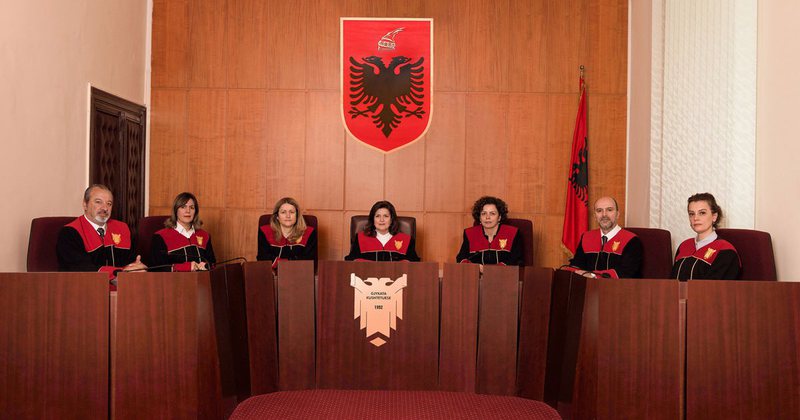Avokati denoncon: Kjo është anëtarja e Gjykatës Kushtetuese pa mandat, por që e mban postin nga lidhja që ka krijuar me familjen Meta Avokati denoncon: Kjo është anëtarja e Gjykatës Kushtetuese pa mandat, por që e mban postin nga lidhja që ka krijuar me familjen Meta