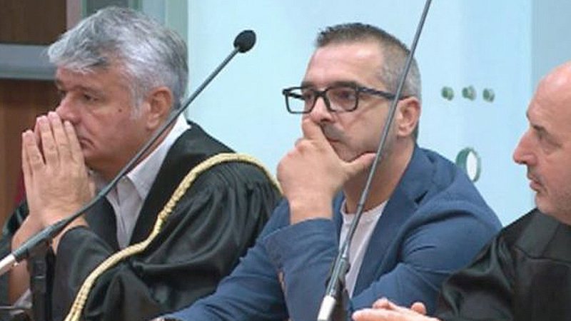 Hije dyshimi mbi ambasadën amerikane ose ambasadoren! Avokati Maks Haxhia nxjerr prapaskenat e forta: Kam kurajën ta them kush e dënoi në të vërtet Saimir Tahirin Hije dyshimi mbi ambasadën amerikane ose ambasadoren! Avokati Maks Haxhia nxjerr prapaskenat e forta: Kam kurajën ta them kush e dënoi në të vërtet Saimir Tahirin