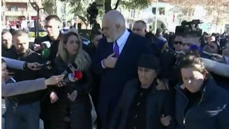 Pas vendimit që mori kryeministri Rama dhe ultimatumin që i dha nënkryetarit të Bashkisë së Tiranës, plas sherri mes protestuesve: Pse vetëm përfaqësues të “5 majit”? Pas vendimit që mori kryeministri Rama dhe ultimatumin që i dha nënkryetarit të Bashkisë së Tiranës, plas sherri mes protestuesve: Pse vetëm përfaqësues të “5 majit”?