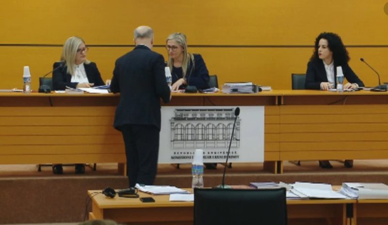 “Në të kundërt, rrezikoheshin standardet”! Zëri i Amerikës reagon për vendimin e fundit të Partisë Demokratike: Në favor është PD-ja! “Në të kundërt, rrezikoheshin standardet”! Zëri i Amerikës reagon për vendimin e fundit të Partisë Demokratike: Në favor është PD-ja!