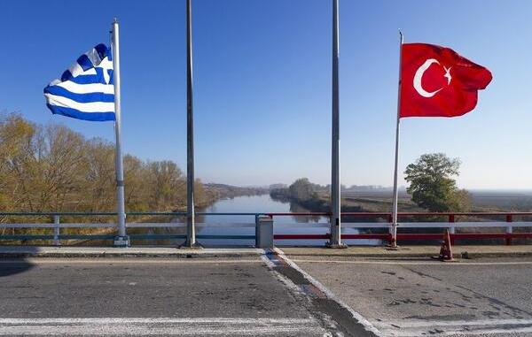 Dymbëdhjetë refugjatë u gjetën të ngrirë për vdekje pranë kufirit Turqi-Greqi pas zmbrapjes nga policia greke Dymbëdhjetë refugjatë u gjetën të ngrirë për vdekje pranë kufirit Turqi-Greqi pas zmbrapjes nga policia greke