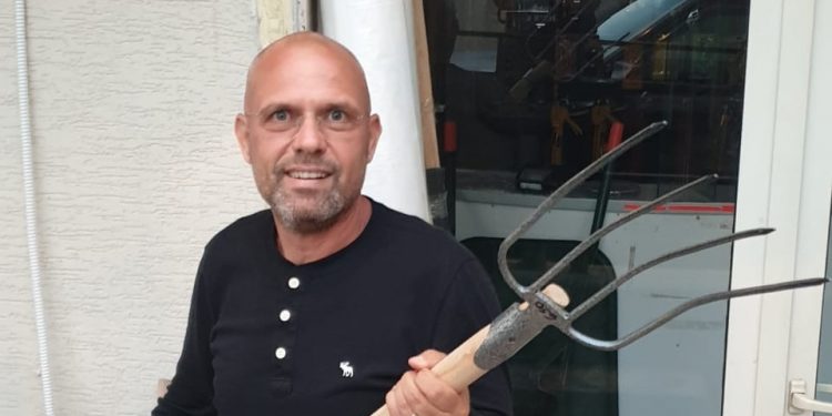 Ylli pa cepa i  hedhur në rrugë nuk përmbahet: Sulmon ashpër ambasadoren amerikane: Daljet publike një “show” idiot nga halli  i saj?!