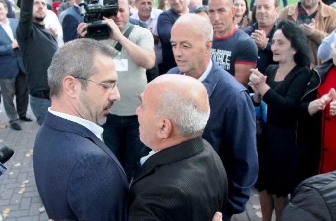 Bisedë me babain e Saimir Tahirit: Ndjehem keq si çdo prind kur i prekin fëmijën, por ndjehem krenar se ka bërë vetëm të mira Bisedë me babain e Saimir Tahirit: Ndjehem keq si çdo prind kur i prekin fëmijën, por ndjehem krenar se ka bërë vetëm të mira