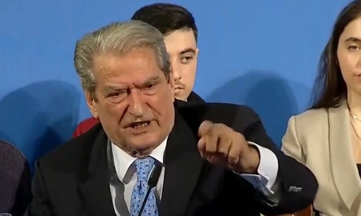 “Kjo gjë nuk mund të ndodhë kurrë, do përmbytet Dibra”! “Nongrata” Berisha tallet me ato pak dibranë që dëgjojnë broçkullat e një të dënuar nga SHBA “Kjo gjë nuk mund të ndodhë kurrë, do përmbytet Dibra”! “Nongrata” Berisha tallet me ato pak dibranë që dëgjojnë broçkullat e një të dënuar nga SHBA