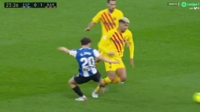 “Ai nuk do ta guxonte kurrë të ngrinte zërin para Keidi Bares”, tifozët e Espanyol i bëjnë jehonë ndërhyrjes së fortë së “pitbullit” kuqezi ndaj yllit të Barcelonës “Ai nuk do ta guxonte kurrë të ngrinte zërin para Keidi Bares”, tifozët e Espanyol i bëjnë jehonë ndërhyrjes së fortë së “pitbullit” kuqezi ndaj yllit të Barcelonës