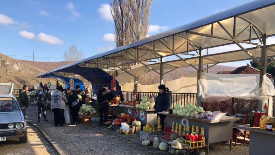 REPORTAZHI: Në këtë treg fshati nuk ekzistojnë tensionet etnike të Kosovës
