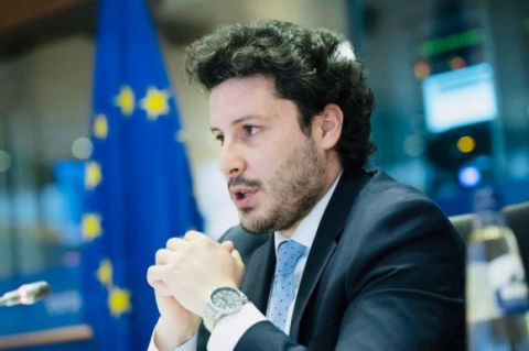 Serbët e Malit të Zi: Djali shqiptar me kaçurrela që u vetëshpall hero serb po na pengon të hyjmë në koalicion Serbët e Malit të Zi: Djali shqiptar me kaçurrela që u vetëshpall hero serb po na pengon të hyjmë në koalicion