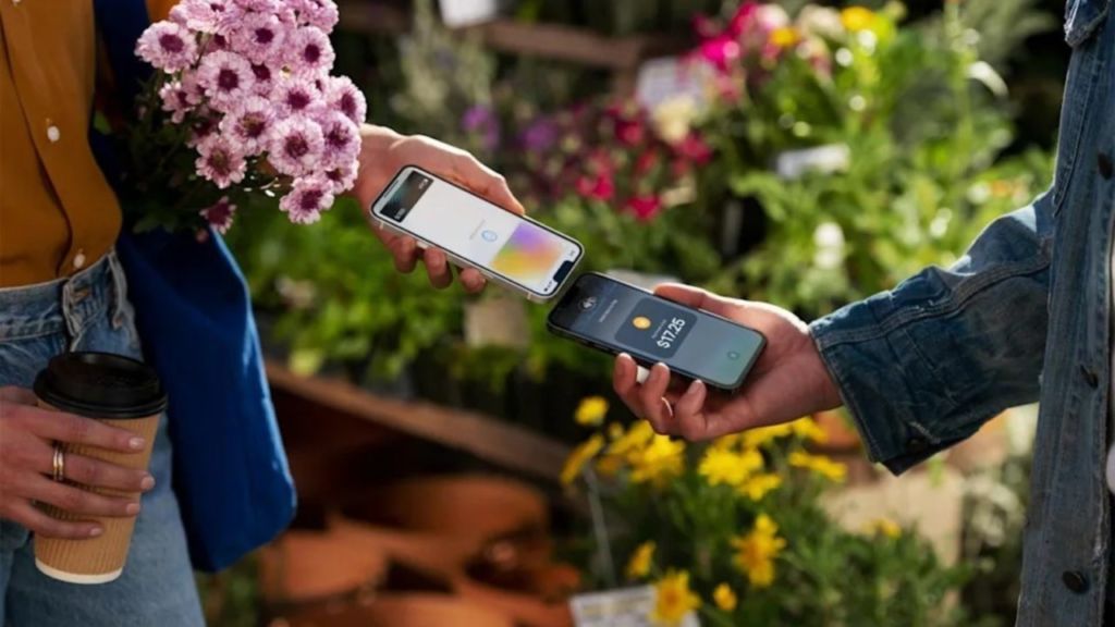 Apple do t’i lejojë blerësit të paguajnë duke afruar telefonat së bashku Apple do t’i lejojë blerësit të paguajnë duke afruar telefonat së bashku