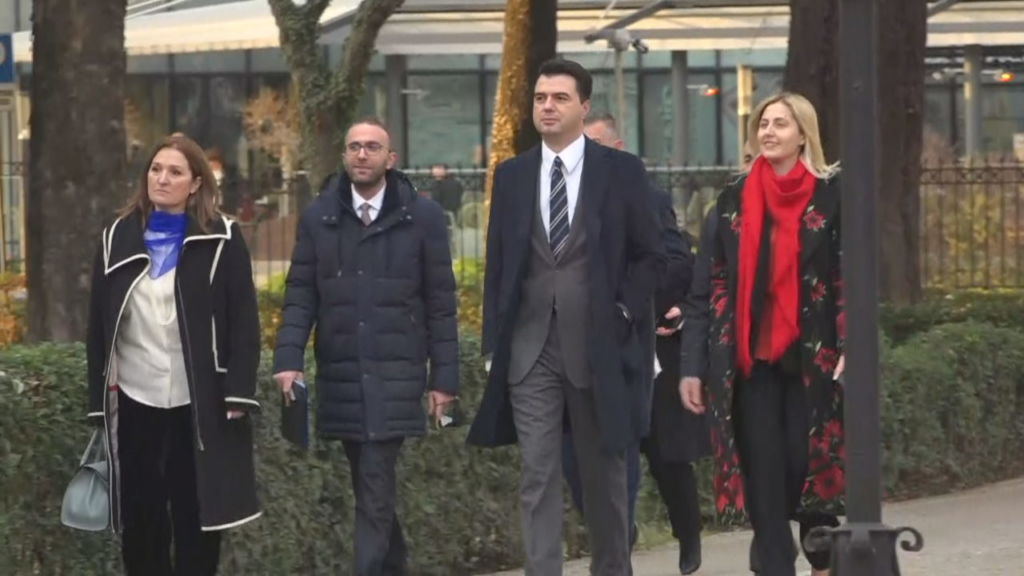 Pse Basha duhej të distancohej nga qëndrimi i parë për mandatin e vetingut?! Pse Basha duhej të distancohej nga qëndrimi i parë për mandatin e vetingut?!