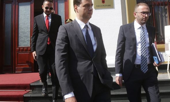 Video-Perla e radhës nga Babalja! Deputeti i Lulit nuk di çfarë do të thotë NATO Video-Perla e radhës nga Babalja! Deputeti i Lulit nuk di çfarë do të thotë NATO