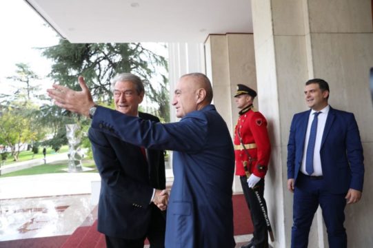 Si e parashikuan fundin politik të njërit-tjetrit Meta dhe Berisha, njëri si aksioner pularie, tjetri prapa hekurave për krime të rënda Si e parashikuan fundin politik të njërit-tjetrit Meta dhe Berisha, njëri si aksioner pularie, tjetri prapa hekurave për krime të rënda