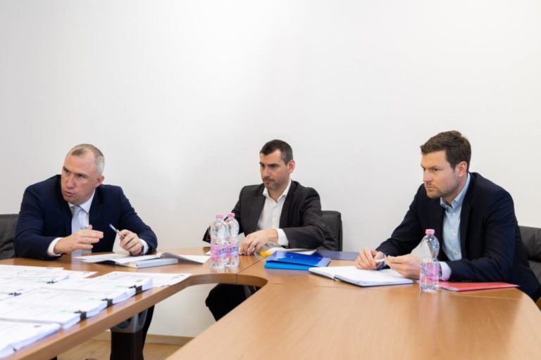 Zbardhet takimi me të deleguarit e institucionit evropian: UEFA tronditet nga manipulimet e FSHF Zbardhet takimi me të deleguarit e institucionit evropian: UEFA tronditet nga manipulimet e FSHF