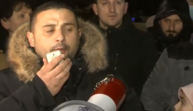 U ankua se jeton në kushte të vështira, Elson Marku lëviz me Porsche që kushton mijera euro në rrugët e Tiranës U ankua se jeton në kushte të vështira, Elson Marku lëviz me Porsche që kushton mijera euro në rrugët e Tiranës