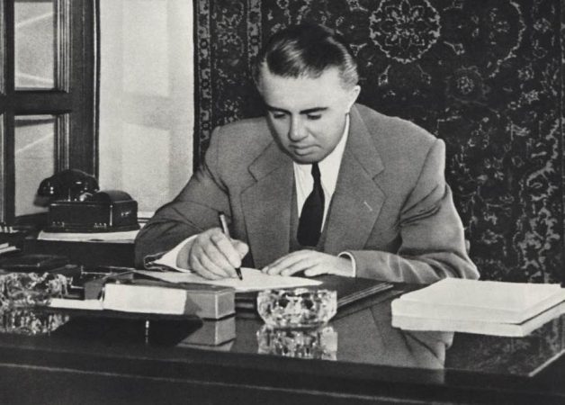 “Baza sekrete te Shallvaret nga ku do sulmohej Enveri”, rrëfehet vëllai i agjentit që do eliminonte diktatorin: Si ra në grackën e sigurimit! E mbajtën për ditë të tëra në arkivol “Baza sekrete te Shallvaret nga ku do sulmohej Enveri”, rrëfehet vëllai i agjentit që do eliminonte diktatorin: Si ra në grackën e sigurimit! E mbajtën për ditë të tëra në arkivol