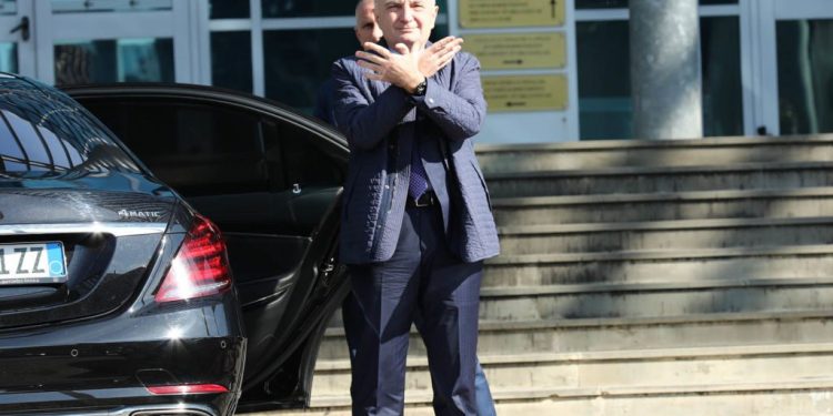 Akuzat ndaj Ilir Metës, Kuvendi e akuzon për shkeljen e 17 neneve të Kushtetutës Akuzat ndaj Ilir Metës, Kuvendi e akuzon për shkeljen e 17 neneve të Kushtetutës