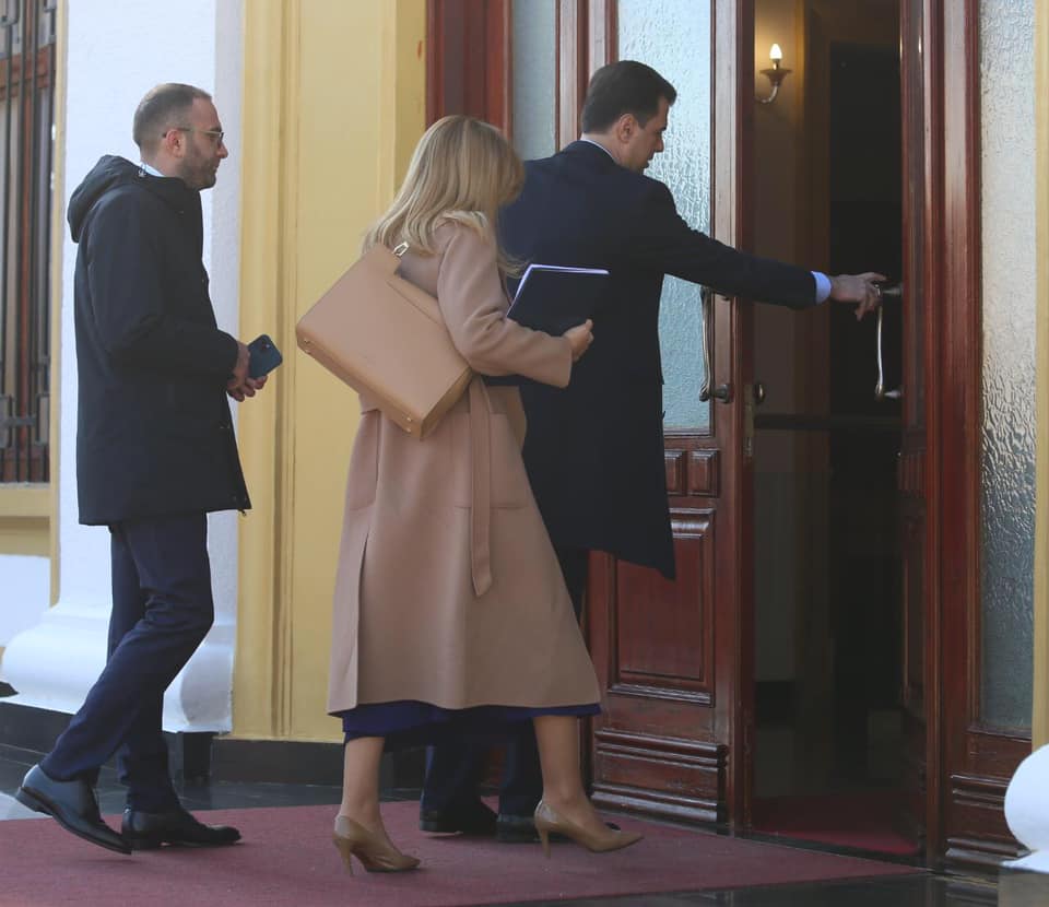 Nga LSI, PD dhe aleatët, si duhet lexuar votimi për Vettingun në prag të zgjedhjes së presidentit Nga LSI, PD dhe aleatët, si duhet lexuar votimi për Vettingun në prag të zgjedhjes së presidentit