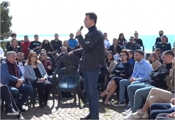 “Trimërohet” Luli Basha, fluturon karrigen në Durrës për të “trembur” Ramën (Foto) “Trimërohet” Luli Basha, fluturon karrigen në Durrës për të “trembur” Ramën (Foto)