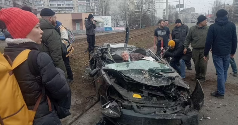 Masakra me mitraloz në periferi të Kievit! Dy “diversantë” rusë vriten pasi vodhën kamionin ushtarak ukrainas. E vërteta e tankut që i hipi sipër makinës civile (Video)