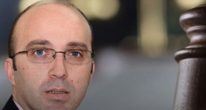 Gjyqtari magjibërës Lazër, që shpëtoi Saliun, Lulin, Fullanin dhe Zenin dhe fundosi Izet Haxhin Gjyqtari magjibërës Lazër, që shpëtoi Saliun, Lulin, Fullanin dhe Zenin dhe fundosi Izet Haxhin