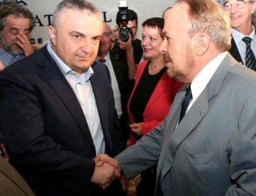 Avokati tregon publikisht se ç’farë “pabuksi” ka qenë Meta: Kur e takova për herë të parë kishte veshur kostum turk 10 mijë lekësh dhe sandale! Sot as sheikët nuk… Avokati tregon publikisht se ç’farë “pabuksi” ka qenë Meta: Kur e takova për herë të parë kishte veshur kostum turk 10 mijë lekësh dhe sandale! Sot as sheikët nuk…