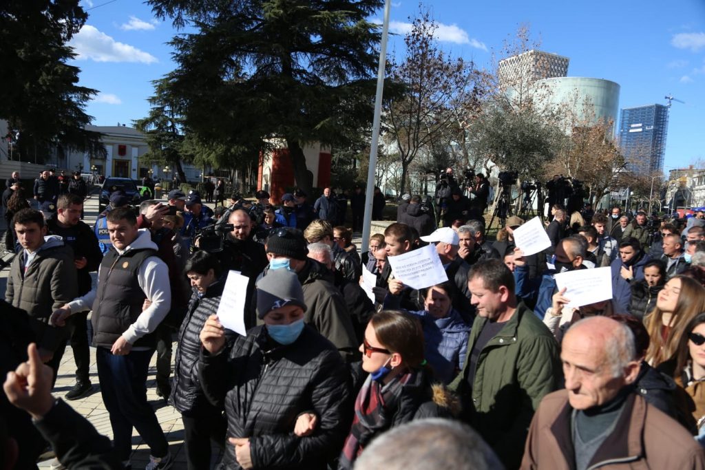 “Banesat e tyre do të shemben”! Shteti tallet me taksat tona me kompesim. legalizim, bonus qeraje! Banorët e 5 Maj protestë: E zaptuam tokën si gjithë të tjerët, po na vjedhin haptazi… tokën e grabitur “Banesat e tyre do të shemben”! Shteti tallet me taksat tona me kompesim. legalizim, bonus qeraje! Banorët e 5 Maj protestë: E zaptuam tokën si gjithë të tjerët, po na vjedhin haptazi… tokën e grabitur