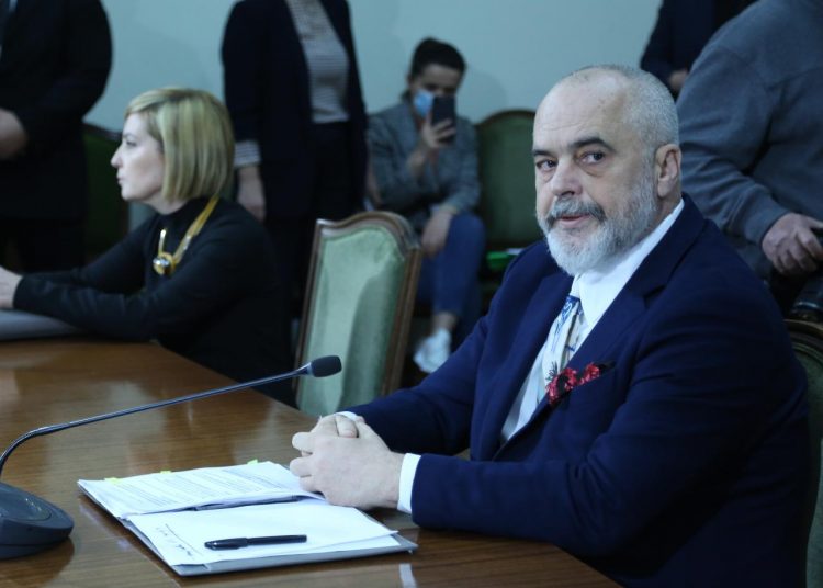 FOTO/ Rama bën padashje një shenjë në ballë me stilolapsin e tij, Tabaku nuk mban do të qeshurën: Iku ylli?