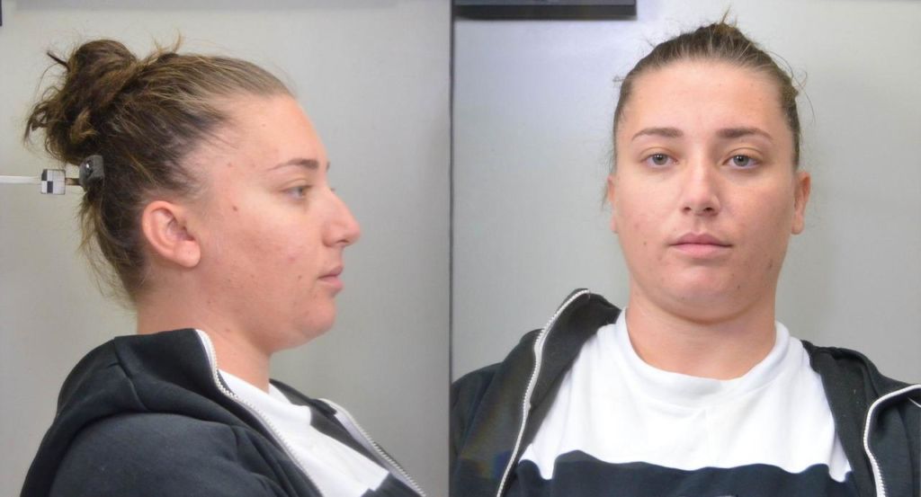 Arrestohet 27-vjeçarja shqiptare: ‘Skifterja’ nga Belshi bënte namin me 10 të tjerë duke vjedhur e grabitur në rrugët e Greqisë Arrestohet 27-vjeçarja shqiptare: ‘Skifterja’ nga Belshi bënte namin me 10 të tjerë duke vjedhur e grabitur në rrugët e Greqisë