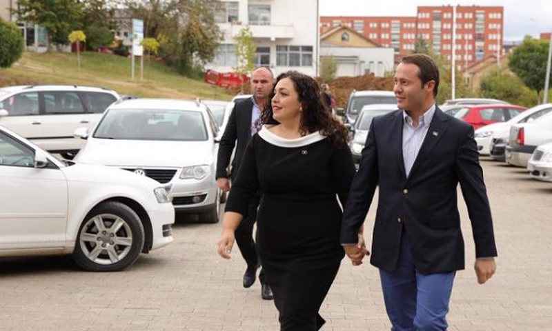 “Mijëra euro për udhëtime”! Bashkëshorti i Vjosa Osmanit përfshihet në një tjetër skandal. Nga akuzat ndaj gazetarëve te reagimi i mediave serbe, diplomati pendohet e fshin postimin