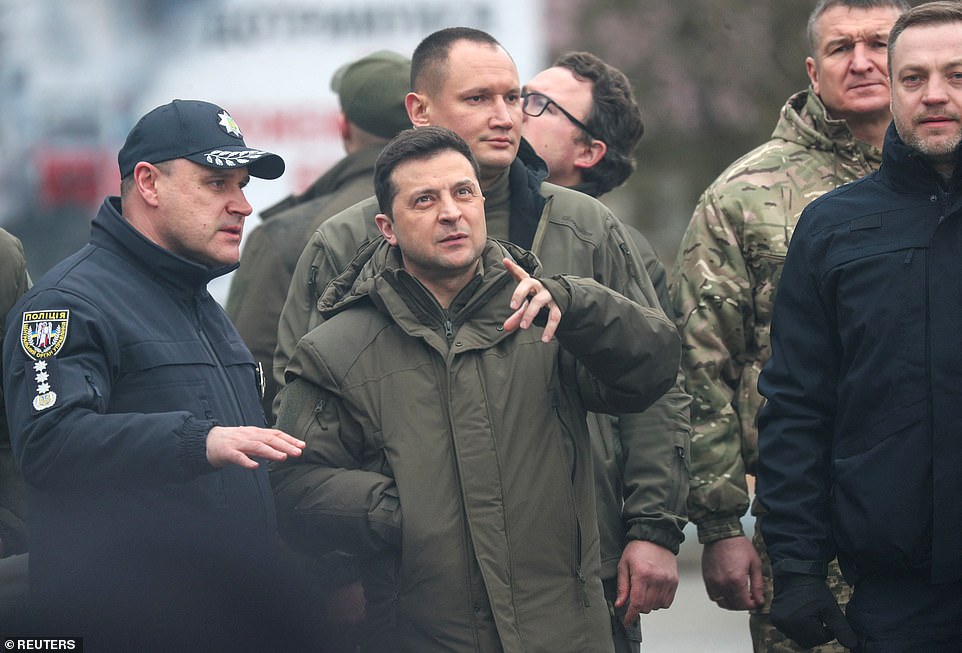 Presidenti Zelensky dhe ministrat me veshje ushtarake shfaqen në rrugët e Kievit: Të gjithë jemi ende këtu, do mbrojmë vendin tonë
