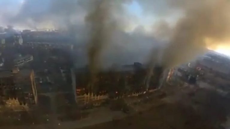Pamje nga droni, “tmerri” mbi Mariupol, rusët nuk ndalin bombardimet mbi qytet (VIDEO)
