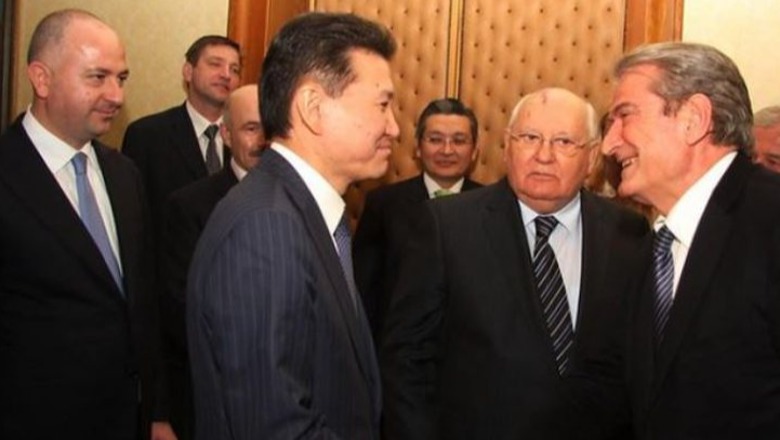 Të gjitha ofertat që pranoi Sali Berisha në këmbim të plaçkitjes së Shqipërisë! Mori 10 milionë euro nga Taçi? Të gjitha ofertat që pranoi Sali Berisha në këmbim të plaçkitjes së Shqipërisë! Mori 10 milionë euro nga Taçi?