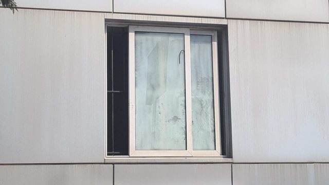 Zbriti mes zjarrit për të shpëtuar të ndaluarit, historia e policit në Kamëz që u arrestua edhe pse në gjendje të rëndë Zbriti mes zjarrit për të shpëtuar të ndaluarit, historia e policit në Kamëz që u arrestua edhe pse në gjendje të rëndë