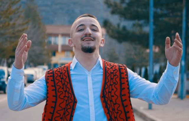 Tronditëse! Aksidentohet këngëtari shqiptar, humb jetën në lule të rinisë Tronditëse! Aksidentohet këngëtari shqiptar, humb jetën në lule të rinisë