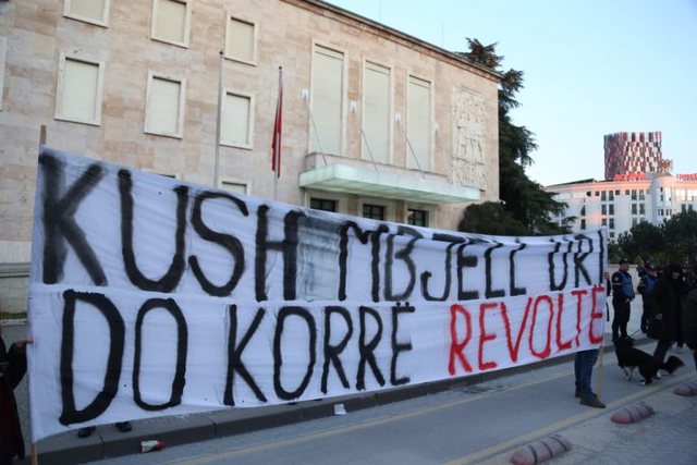 “Boll na vodhët”! Nis protesta masive para Kryeministrisë, qytetarët në këmbë kundër rritjes së çmimeve