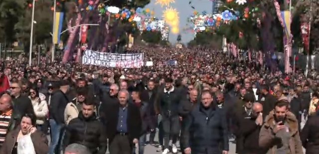 Si kurrë më parë, protestuesit “çajnë” Tiranën! Me mijëra qytetarë zbarkojnë në shesh Si kurrë më parë, protestuesit “çajnë” Tiranën! Me mijëra qytetarë zbarkojnë në shesh