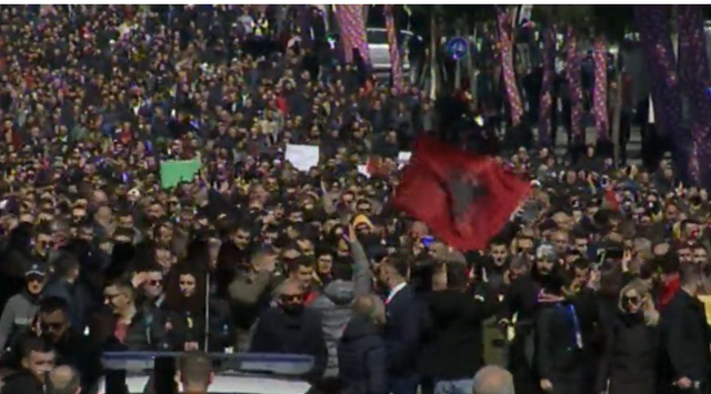 Protesta masive e qytetarëve, shihni me çfarë e ka mbushur Policia e Shtetit tarracën e Kryeministrisë Protesta masive e qytetarëve, shihni me çfarë e ka mbushur Policia e Shtetit tarracën e Kryeministrisë