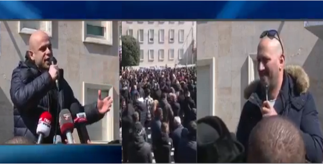 Nuk kam ardhur vetëm në protestë”! Florjan Binaj nxjerr nga “xhepi” policin e vogël si në Portokalli Nuk kam ardhur vetëm në protestë”! Florjan Binaj nxjerr nga “xhepi” policin e vogël si në Portokalli