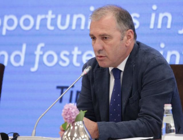 “Ballot me pranga”, standardet e dyfishta të “dinosaurve”: Nga Llalla, Fullani e deri sot! “Ballot me pranga”, standardet e dyfishta të “dinosaurve”: Nga Llalla, Fullani e deri sot!