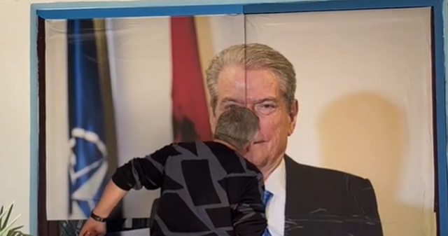VIDEO/ Në Shkodër saliarët ngjisin posterin e Berishës dhe nisin ta puthin në buzë: Ta ha zemrën, më i madhi! VIDEO/ Në Shkodër saliarët ngjisin posterin e Berishës dhe nisin ta puthin në buzë: Ta ha zemrën, më i madhi!