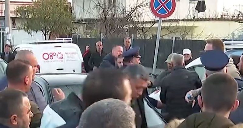 Incidenti i rëndë në Paskuqan! Qytetari me fëmijë të sëmurë në makinë zbret nga makina e hap rrugën duke u drejtuar armën protestuesve të ndërtimeve pa leje Incidenti i rëndë në Paskuqan! Qytetari me fëmijë të sëmurë në makinë zbret nga makina e hap rrugën duke u drejtuar armën protestuesve të ndërtimeve pa leje