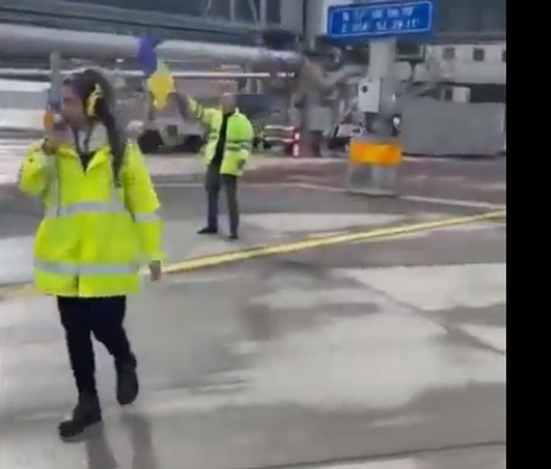 Video që po shpërndahet me shpejtësi/ Shihni si tallet në aeroport punonjësi izraelit me avionin rus Video që po shpërndahet me shpejtësi/ Shihni si tallet në aeroport punonjësi izraelit me avionin rus