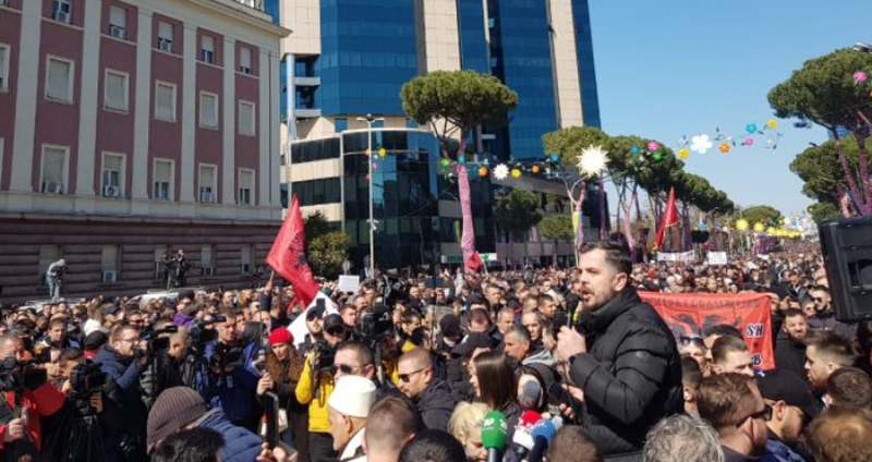 Incidenti i parë! Protestuesit revoltohen largojnë qytetarin që dërdëlliste në altoparlant për opozitën e re të Saliut të vjetër …të ndryshonte Shqipërinë Incidenti i parë! Protestuesit revoltohen largojnë qytetarin që dërdëlliste në altoparlant për opozitën e re të Saliut të vjetër …të ndryshonte Shqipërinë