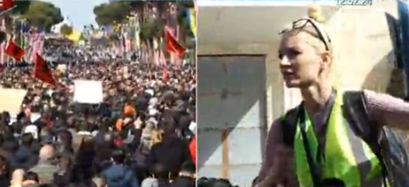 “Më dhunoi policia”! Gazetarja del në mes të turmës me grafinë në dorë dhe shpërthen e revoltuar: Kërkojini falje nënës time! Nuk jeni burra, por jeni burra ku**a! “Më dhunoi policia”! Gazetarja del në mes të turmës me grafinë në dorë dhe shpërthen e revoltuar: Kërkojini falje nënës time! Nuk jeni burra, por jeni burra ku**a!